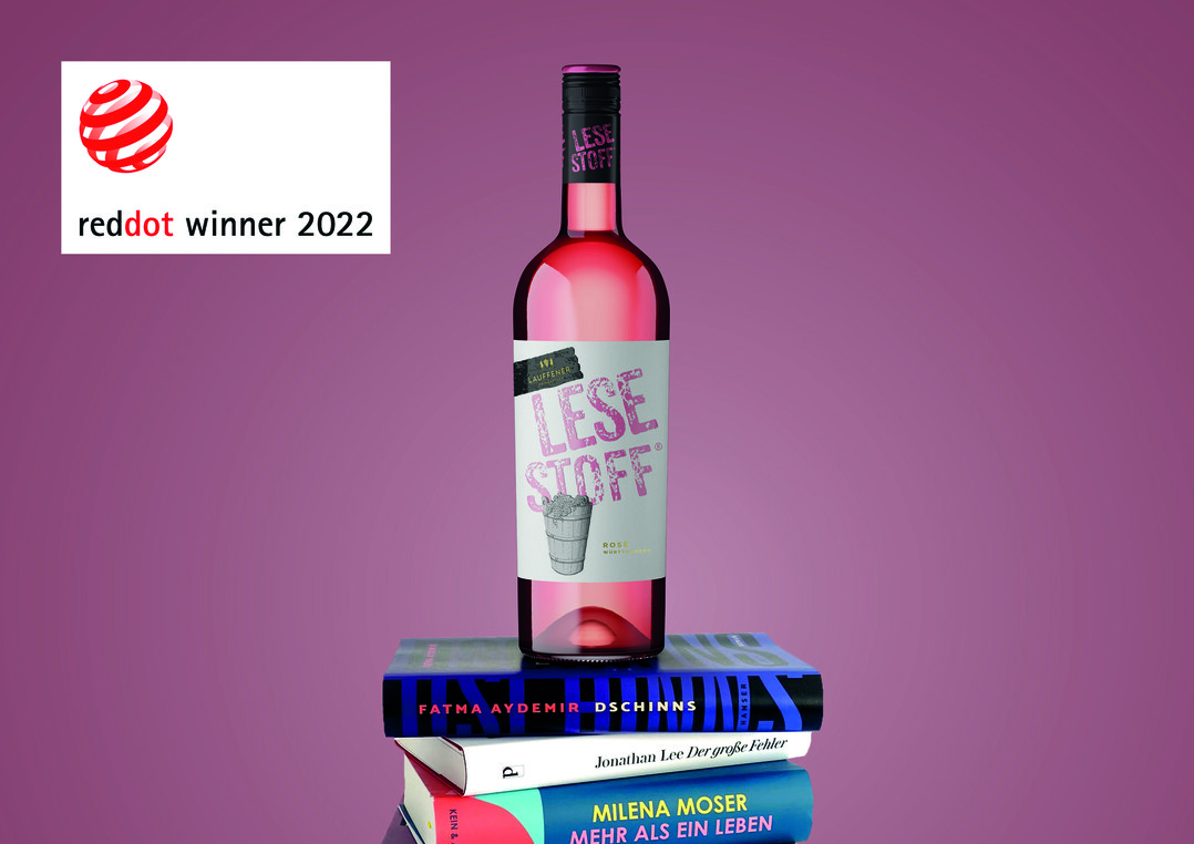 Mit demLESESTOFF-Ros schmeckt die Flasche Wein auf dem Tisch nicht nur gut, sondern ist auch optisch und haptisch ansprechend.