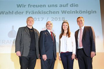 v.l.: Hermann Schmitt (Gebietsweinwerbung), Artur Steinmann (Weinbauprsident), die Frnkische Weinknigin Christina Schneider und Veitshchheims Brgermeister Jrgen Gtz freuen sich auf die Wahl der Frnkischen Weinknigin im Mrz 2017. 