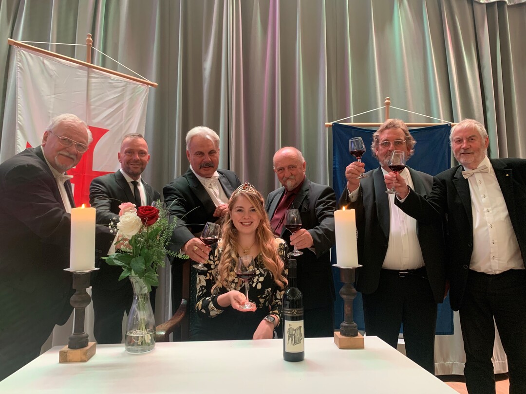 Gebietsweinkönigin Romy Richter mit Mitgliedern der Freimaurer.