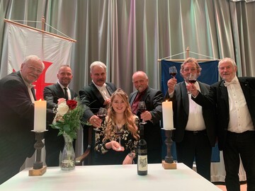 Gebietsweinknigin Romy Richter mit Mitgliedern der Freimaurer.