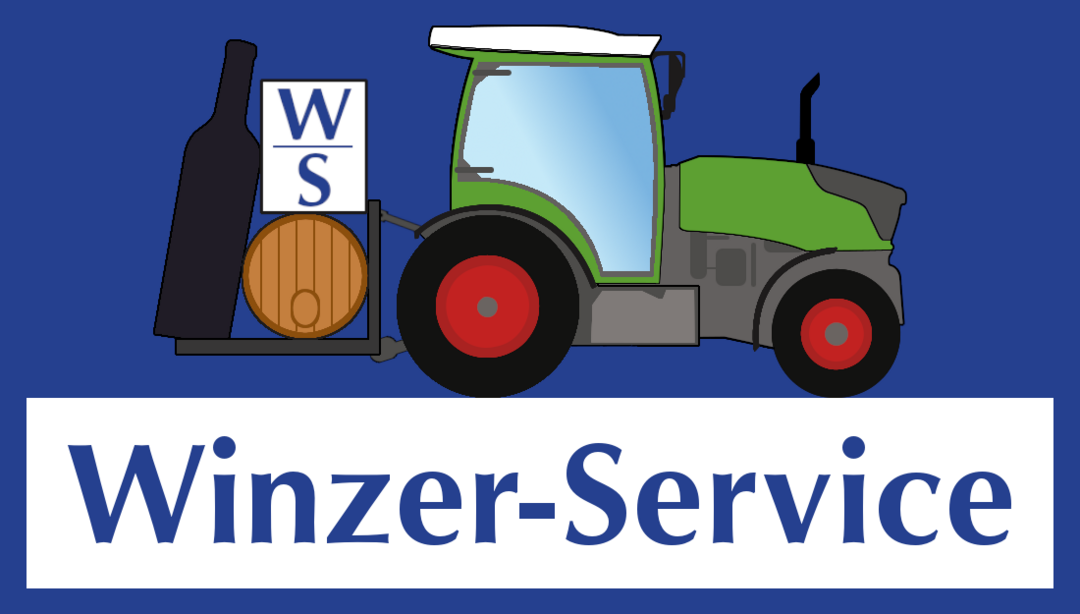 Der grüne Fendt-Schlepper ist mit dem auffälligen Anbau, bestehend aus einem Barriquefass, einer Skulptur in Form einer großen Flasche, sowie einer Werbetafel, gut zu erkennen.