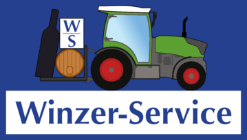  Der grne Fendt-Schlepper ist mit dem aufflligen Anbau, bestehend aus einem Barriquefass, einer Skulptur in Form einer groen Flasche, sowie einer Werbetafel, gut zu erkennen.