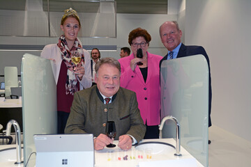 Weinknigin Silena Werner, Minister Helmut Brunner, Landtagsprsidentin Barbara Stamm und LWG-Prsident Dr. Hermann Kolesch (von links) sind von der neuen Schulungseinrichtung begeistert. 