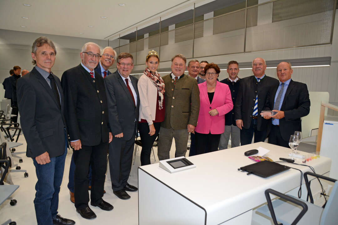 Nicht wiederzuerkennen ist der ehemalige Lehrsaal, der sich zum Sensorikzentrum gemausert hat. Zur Erffnung konnte LWG-Prsident Dr. Hermann Kolesch (r.) viele prominente Gste begren. 