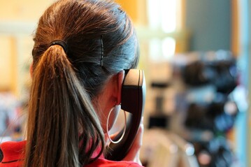 DieSVLFG bietet ihren Versicherten eine kostenlose Telefonhilfe, um seelische Belastungen verarbeiten zu knnen.