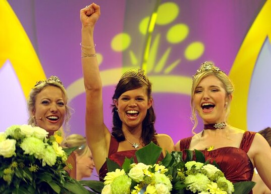 Weinprinzessin Melanie Unsleber (Franken), links, die 62. Deutsche Weinknigin Mandy Grogarten (Ahr), mitte) und Prinzessin Katja Bohnert (Baden). 
