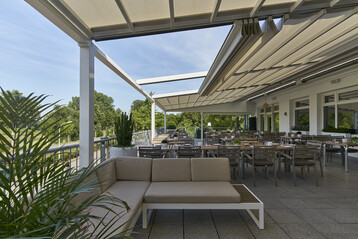 Das Restaurant und Caf "bootshaus" in Mannheim hat seine Auenterrasse mit einer groen Markise des Herstellers Markilux berdachen lassen.