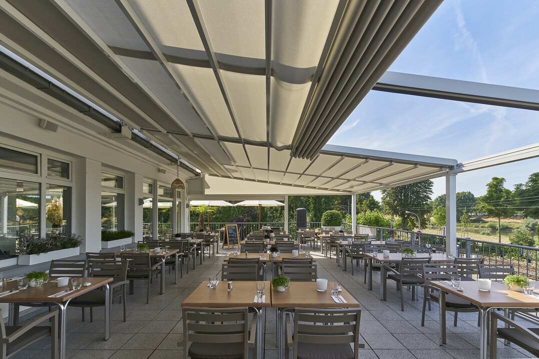 Das Restaurant und Caf "bootshaus" in Mannheim hat seine Auenterrasse mit einer groen Markise des Herstellers Markilux berdachen lassen.
