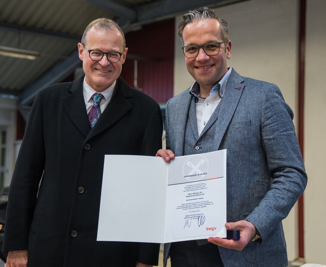 Markus Ell wurde von Verbandspräsident Roman Glaser mit der Silbernen Ehrennadel des Baden-Württembergischen Genossenschaftsverbandes gewürdigt.