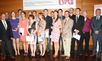 Im Bild von links: Der stellvertretende Prsident der Bayerischen Landesanstalt fr Weinbau und Gartenbau Dr. Herrmann Kolesch, der Prsident des Frnkischen Weinbauverbandes Artur Steinmann, Sophia Schiling, Oliver Plewa, Eva-Maria Werner, Lorenz Neder, Michele Claire Richter, Tobias Hemberger, Eva Sanktjohanser, Kilian Giergerich, Andreas Hopfengart, Weinknigin Melanie Dittrich, Christian Wening, Schulleiter Arved von Mansberg, Wolfram Roth, Steffen Haas, Stefan Hfner und Ministerialrat Johann Stockinger vom Bayerischen Staatsministerium fr Ernhrung, Landwirtschaft und Forsten.