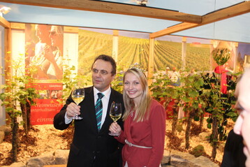 Minister Friedrich zusammen mit Weinknigin Marion Wunderlich