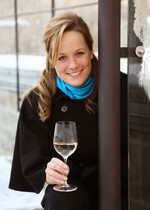 Die Diplom-Betriebswirtin und Wirtschaftsmediatorin arbeitet im Heilbad Bad Windsheim in der Franken-Therme. Hier kommt der 23-Jährigen ihre Amtszeit als Ipsheimer Weinprinzessin zugute, denn die Franken-Therme arbeitet eng mit den örtlichen Weinbauvereinen zusammen. Das Studium der Tourismusbetriebswirtschaft, Auslandssemester und Seminare rund um den deutschen Wein haben ihre Neigung, sich für die Region und den heimischen Wein zu engagieren, weiter verstärkt.