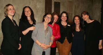 Franken trifft Italien: Beim diesjhrigen Dner Oenologique der bundesweiten Vereinigung "Vinissima  Frauen und Wein e.V." im Bayerischen Hof stellten Frnkinnen und Italienerinnen ihre Weine vor. Zum Gruppenfoto gesellte sich whrend des stimmungsvollen Abends auch die Mnchner Sommeliere Paula Bosch. Von links: Christine Prstler (Staatlicher Hofkeller, Wrzburg), Stefanie Wirsching, Elena Walch (Tramin,Sdtirol), Paula Bosch, Andrea Ebert-Wirsching (Weingut Hans Wirsching/Iphofen), Chiara Boschis (Barolo, Piemont) und Elena Nicodemi (Notaresco/Teramo, Abruzzen)