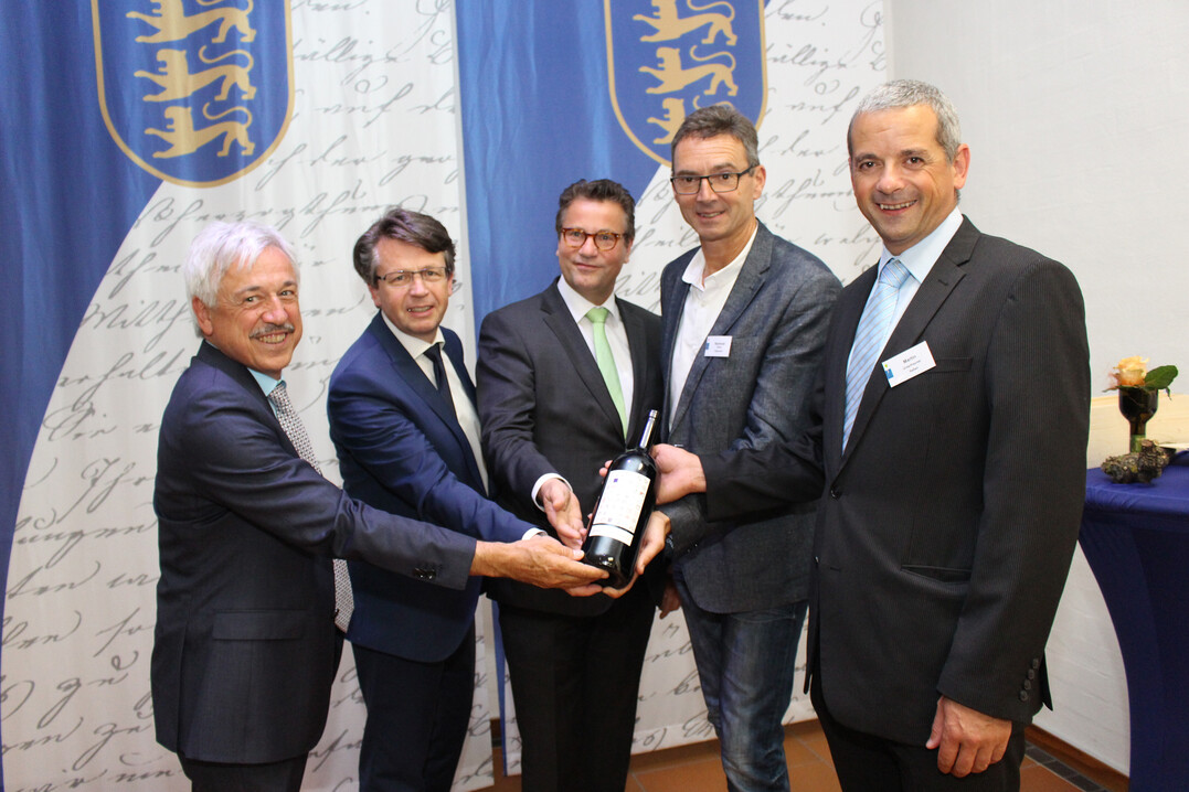 Der Netzwerkwein den (v.l.) Rolf Hauser, Dr.  Dieter Blankenhorn (Weinsberg), Landwirtschaftsminister Peter Hauk,  Reinhold Holler (Silberberg) und Martin Unterfrauner (Laimburgl) beim  Kongress der Weinbauschulen prsentierten ist ein Symbol der  internationalen Freundschaft.