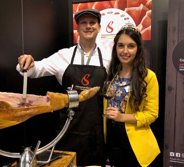Cortador de Jamn und die Deutsche Weinprinzessin Carolin Hillenbrand beim spontan organisierten Foodpairing auf der eat & STYLE in Dsseldorf.