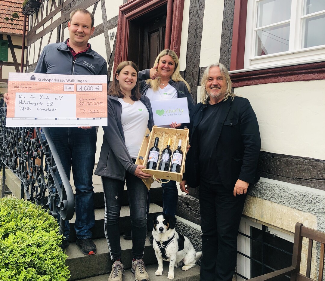 Bei der Spendenübergabe (von links): Daniel Kuhnle (Weingut Kuhnle), 1. Vorstandsvorsitzende des Vereins "Wir für Kinder e. V." Nicole Schwab, ihre Tochter Jessica Schwab, BesaHorschdle Horst Zwipp und sein Hund Balou Zwippdoggydog.