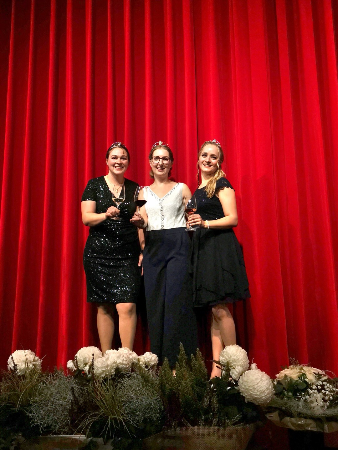 Die neuen Wrttemberger Weinhoheiten stehen fest (v.l.n.r.): Weinprinzessin Lisa-Marie Blatt, Weinknigin Carolin Huer und Weinprinzessin Birthe Meseke.