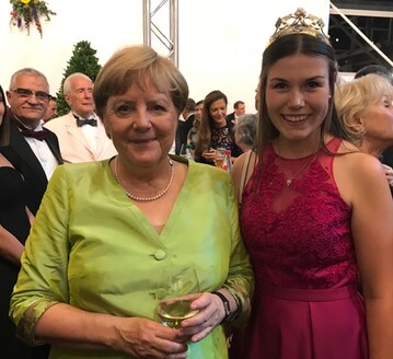 Die Frnkische Weinknigin Carolin Meyer (rechts) trifft auf Bundeskanzlerin Angela Merkel.