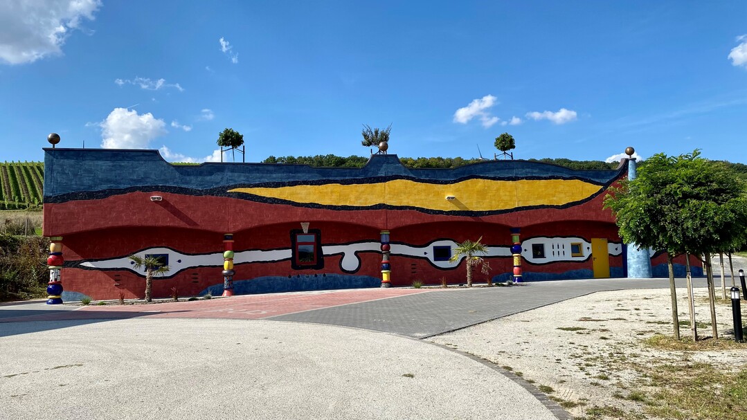 Der neue Hundertwasser-Weinkeller nahe Würzburg ist eine Reise wert.