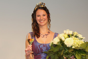 am 23. Mrz 2018 wird die 63. Frnkische Weinknigin gewhlt. Die Siegerin des Wettbewerbs wird unsere amtierende Frnkische Weinknigin Silena Werner ablsen und von ihr gekrnt werden.