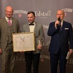 Newcomer des Jahres Maximilien Kusterer mit Laudator Bernd G. Siebdrat (l.) und Wolfgang M. Rosam (r.).