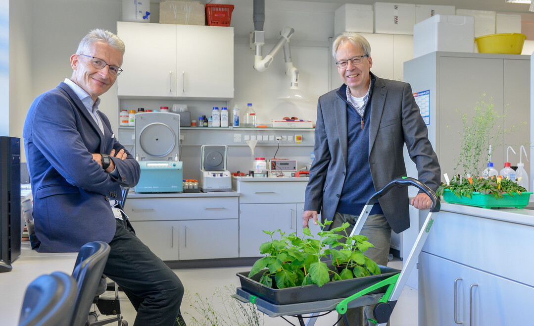 Prof. Dr. Karsten Mäder (links) und Prof. Dr. Sven-Erik Behrens im Labor bei ihrer zukunftsträchtigen Arbeit.