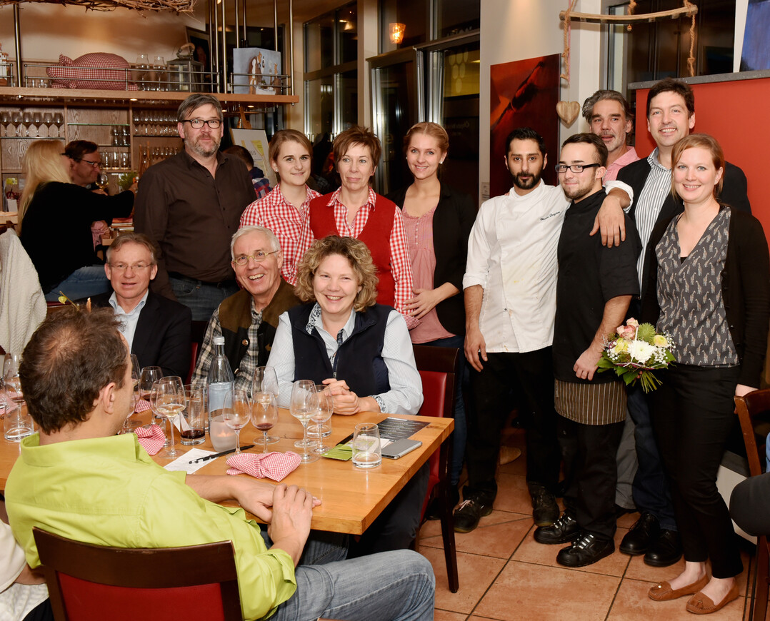Am Ende des genussvollen EcoWinner-Degustations-Menüs in der Binger Vinothek „WeinZeit“ dankten die hochzufriedenen Gäste mit anhaltendem Beifall dem ECOVIN-Bundesvorsitzenden Andreas Hattemer (Zweiter von rechts) sowie dem Team der Gastronomen Steffen und Maike Bischof.