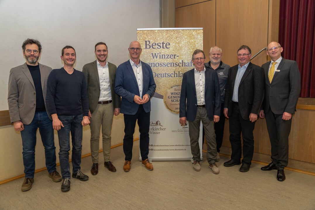 Die Führungsriege der Oberkircher Winzer eG und Winzerkeller Hex vom Dasenstein v.l. Frank Männle, Thomas Hirt, Sebastian Hill, Franz Männle, Herbert Vollmer, Martin Bäuerle, Alois Huber sowie Verbandsprüfer Olaf Stockmann (rechts).