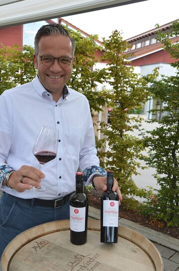 Markus Ell prsentiert den neuen PinoPrimo, eine Rotwein Cuve der Oberkircher Winzer eG.