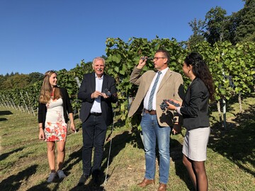 Bei der traditionellen chslemessung im Weinberg (von links): Weinprinzessin Henrike Heinicke, Weinbauprsident Hermann Hohl, Landwirtschaftsminister Peter Hauk und Weinprinzessin Franziska Pfizenmayer