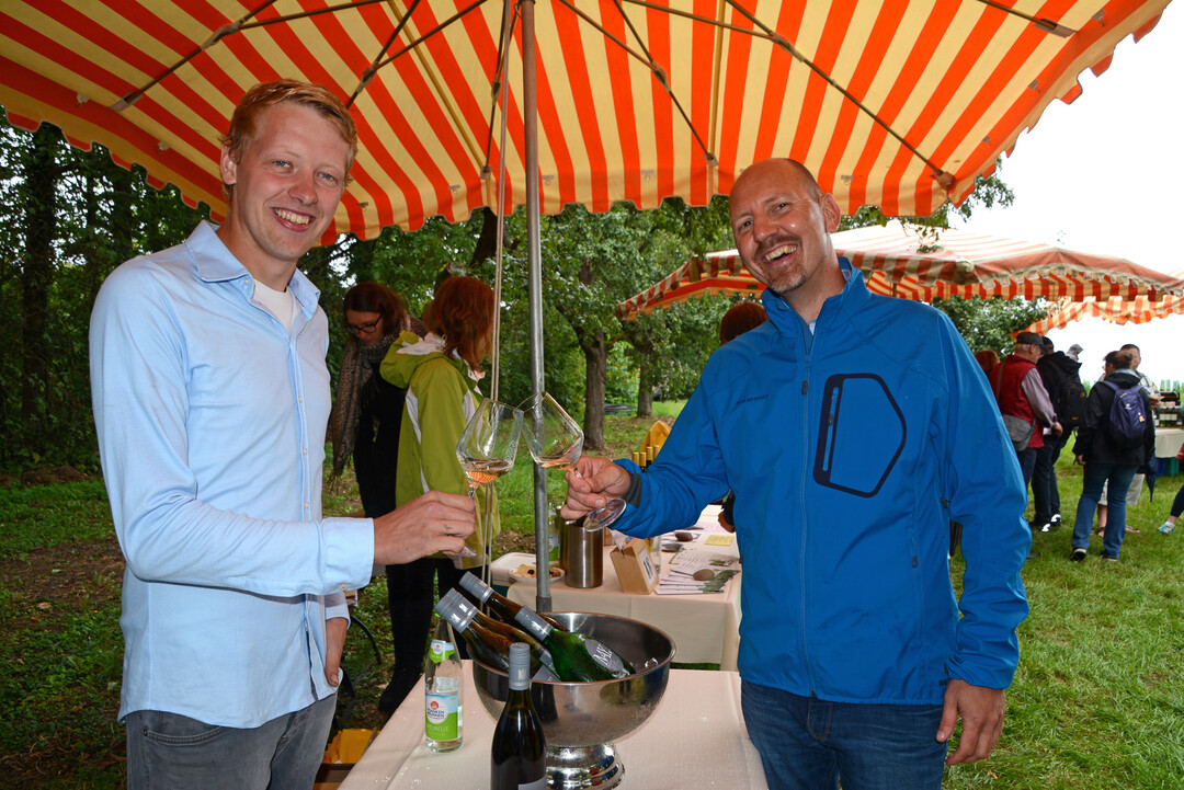 Das Weingut Rudolf May (Retzstadt) hat seinen Betrieb in den vergangenen Jahren auf ökologischen Weinbau umgestellt und war dieses Jahr erstmals bei der Präsentation auf der Vogelsburg mit dabei. Im Bild FÖW-Vorsitzende Thomas Lange (r.) und Benedikt May (l.).
