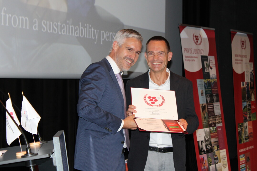 Strahlende Gesichter bei der Preisverleihung: Preistrger Marc Dreler mit Richard Pfister, Scientific Secretary der OIV.