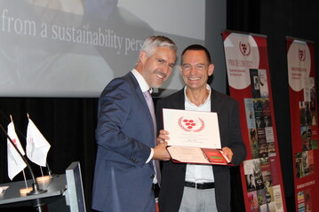 Strahlende Gesichter bei der Preisverleihung: Preistrger Marc Dreler mit Richard Pfister, Scientific Secretary der OIV.