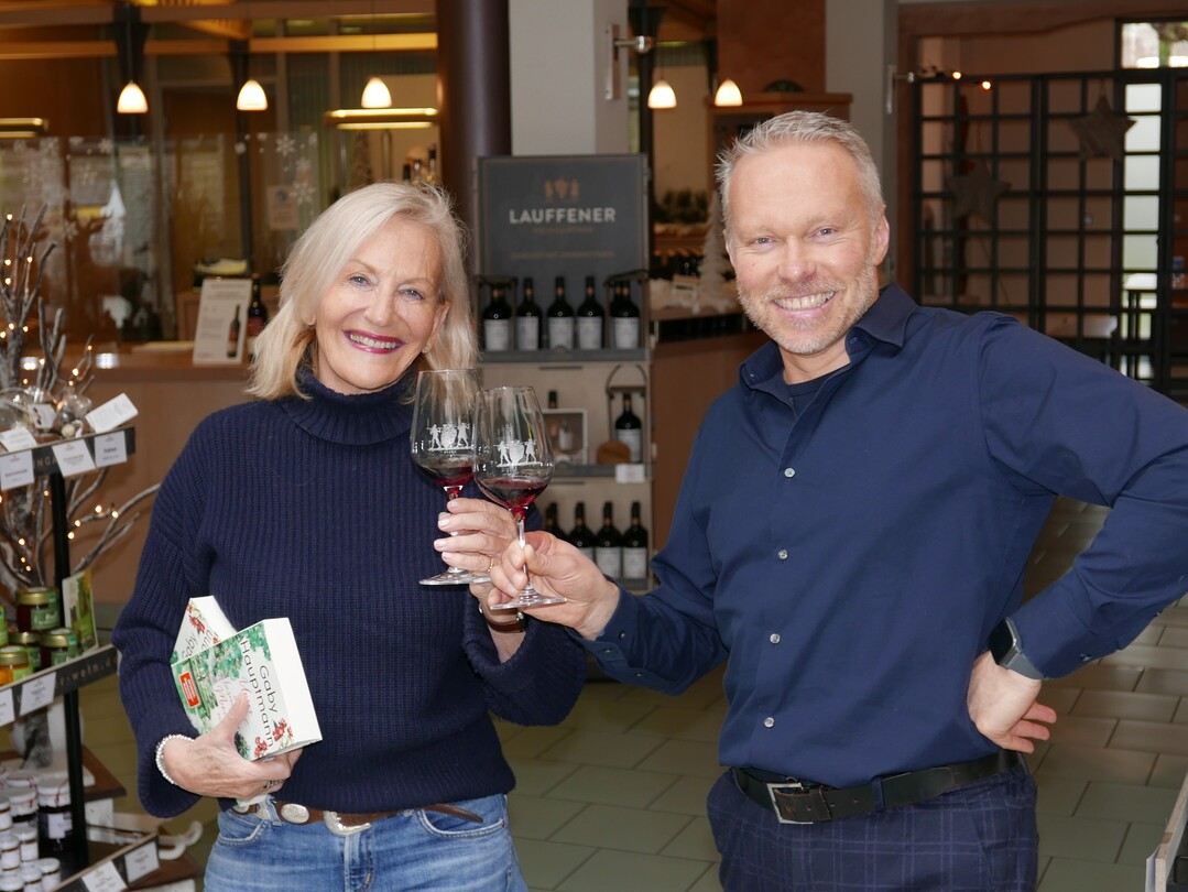 Bestseller-Autorin Gaby Hauptmann und Marian Kopp, Geschäftsführender Vorstand der Lauffener Weingärtner eG