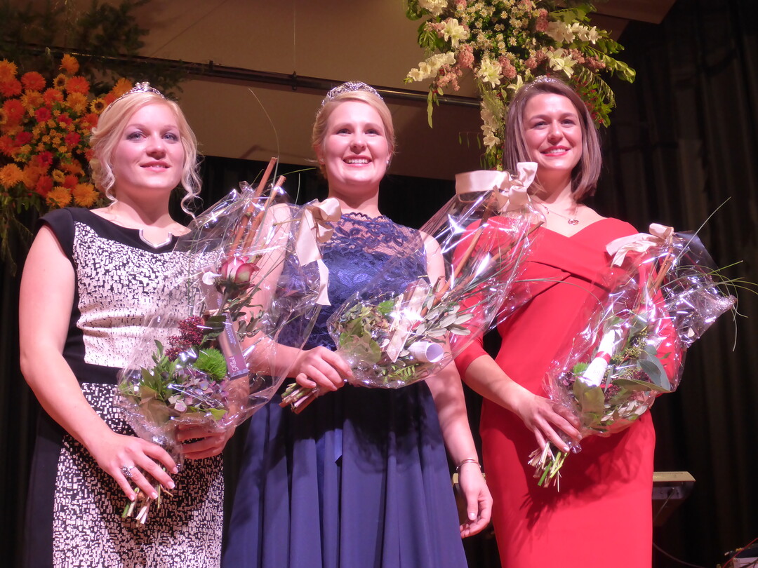 Die Württemberger Weinhoheiten 2016/2017: Weinkönigin Andrea Ritz (Mitte) mit ihren Prinzessinnen Jasmin Knörzer (links) und Viola Albrecht.