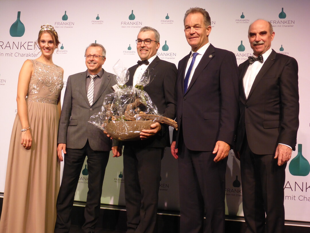 Die Winzergemeinschaft Franken (GWF) nahm den Preis des Landkreises Bad Kissingen in Empfang.