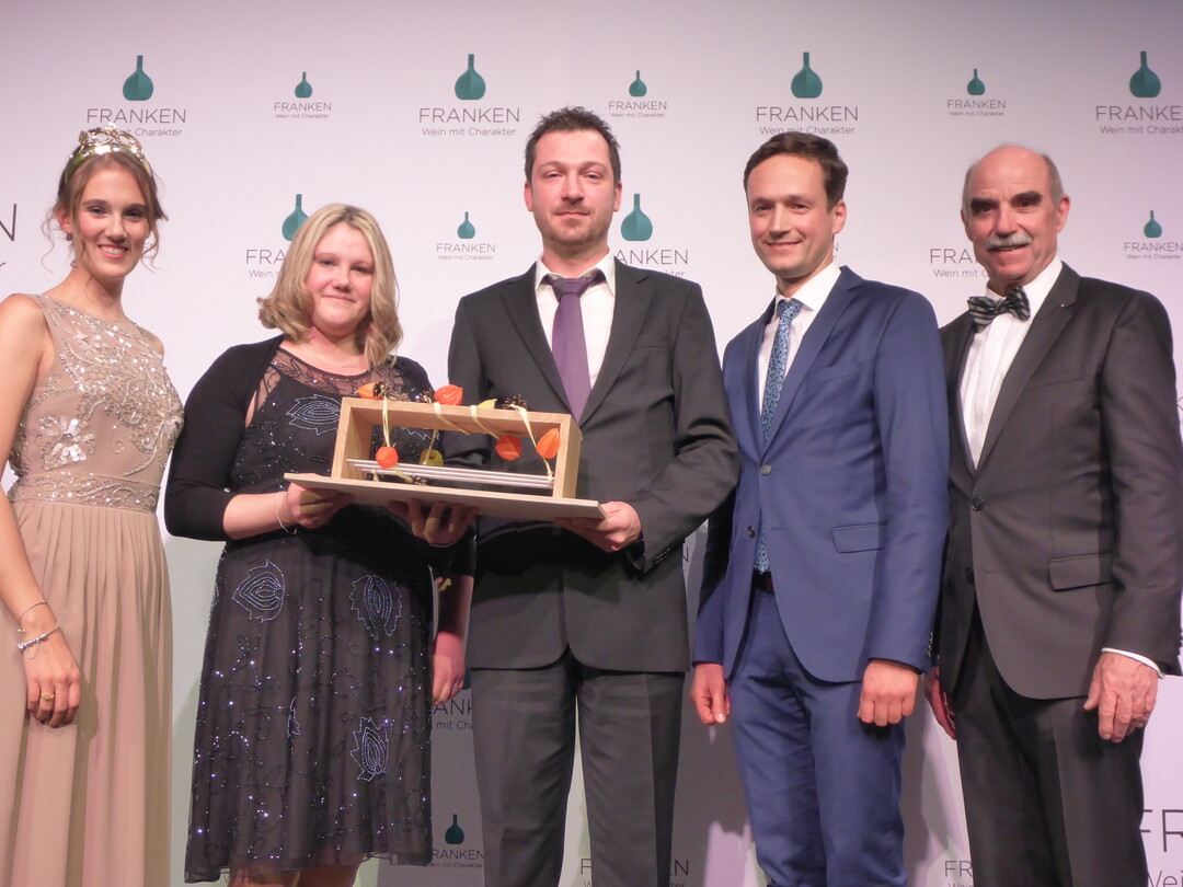 Das Weingut Lother erhielt seinen Ehrenpreis vom Landkreis Schweinfurt.