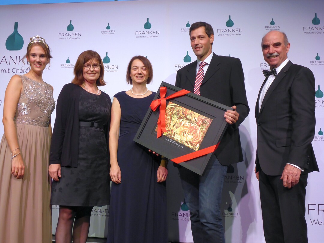 Der Landkreis Wrzburg zeichnete Das Weingut Schmachtenbergrer mit einem Ehrenpreis aus.