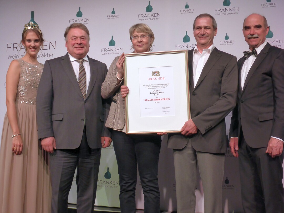 Staatsehrenpreistrger in der Kategorie bis fnf Hektar Ertragsrebflche wurde das Weingut Barth aus Iphofen.