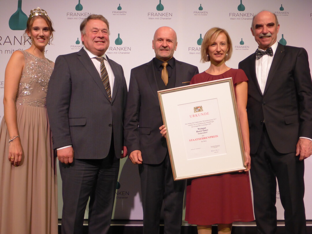 Den Staatsehrenpreis in der Kategorie ber 15 bis 50 Hektar konnte sich das Weingut Horst Sauer aus Escherndorf sichern.