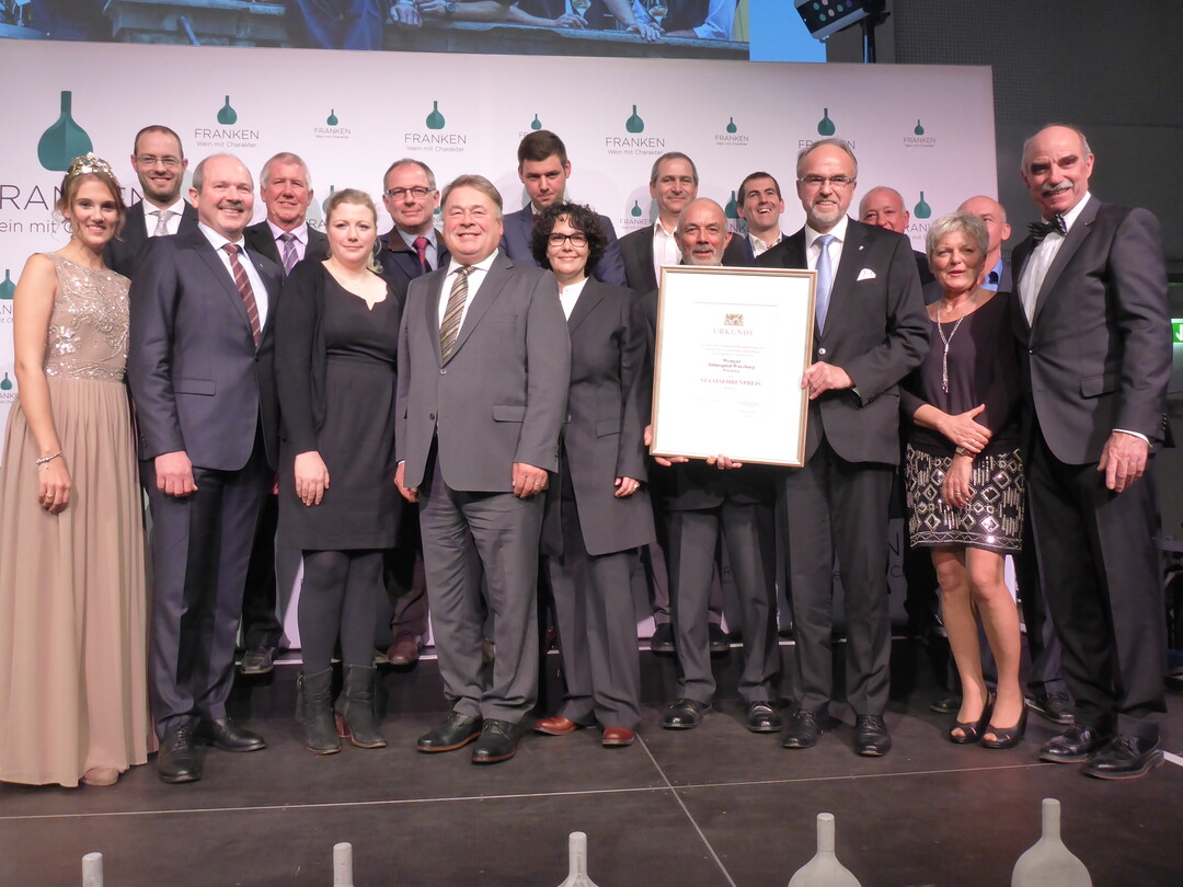 Der Staatsehrenpreis in der Kategorie ber 50 Hektar ging an das Weingut Juliusspital in Wrzburg. Zur Preisbergabe trat das Weingut wieder in Mannschaftsstrke an.