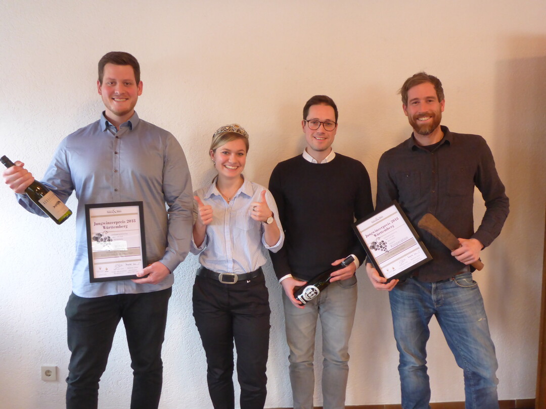 <div>Hervorragend zum Leitthema Innovationsfhrerschaft passte auch die Verleihung der Jungwinzerpreise 2018 im Rahmen der Presseveranstaltung. Fr ihre zukunftsweisenden Konzepte wurden diesmal ausgezeichnet: Christoph Kern mit seiner Weinlinie Kesselliebe (links im Bild) sowie die KSK Vintage Winery von Sebastian Schiller und Dennis Keifer (von rechts). Mit ihnen freut sich Weinknign Carolin Klckner. Reportagen ber die Sieger lesen Sie ebenfalls bei uns im Netz unter www.<span style="font-size: inherit;">rebeundwein.de, Webcode 5566215, 5612886 (Christoph Kern) und 4802458 (KSK).</span></div>