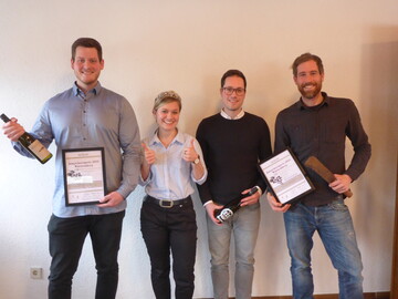 <div>Hervorragend zum Leitthema Innovationsfhrerschaft passte auch die Verleihung der Jungwinzerpreise 2018 im Rahmen der Presseveranstaltung. Fr ihre zukunftsweisenden Konzepte wurden diesmal ausgezeichnet: Christoph Kern mit seiner Weinlinie Kesselliebe (links im Bild) sowie die KSK Vintage Winery von Sebastian Schiller und Dennis Keifer (von rechts). Mit ihnen freut sich Weinknign Carolin Klckner. Reportagen ber die Sieger lesen Sie ebenfalls bei uns im Netz unter www.<span style="font-size: inherit;">rebeundwein.de, Webcode 5566215, 5612886 (Christoph Kern) und 4802458 (KSK).</span></div>