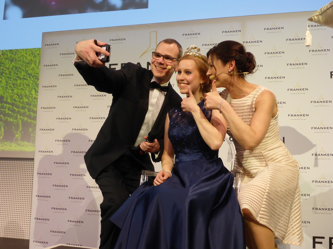 Das erste Selfie des Abends gabs mit dem Moderatorenpaar Nicole Then-Plannasch und Axel Robert Mller.