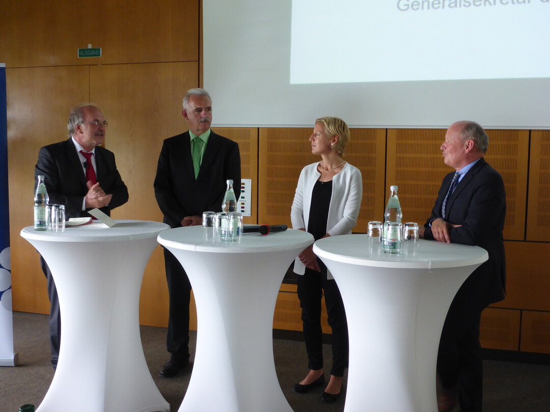 Warben im Gespräch mit DWV-Generalsekretär Dr. Rudolf Nickenig (links) für „ihren“ Weinbaukongress am 5. November in Stuttgart: Prof. Dr. Hans-Peter Schwarz, Prof. Dr. Maren Scharfenberger-Schmeer und Dr. Hermann Kolesch (von links).