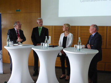 Warben im Gesprch mit DWV-Generalsekretr Dr. Rudolf Nickenig (links) fr ihren Weinbaukongress am 5. November in Stuttgart: Prof. Dr. Hans-Peter Schwarz, Prof. Dr. Maren Scharfenberger-Schmeer und Dr. Hermann Kolesch (von links).