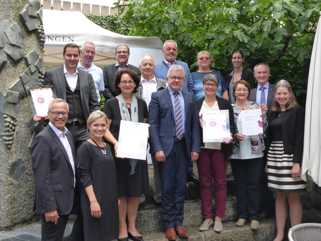 Die glcklichen Preistrger zusammen mit Tourismusminister Guido Wolf (vorne, Mitte).
