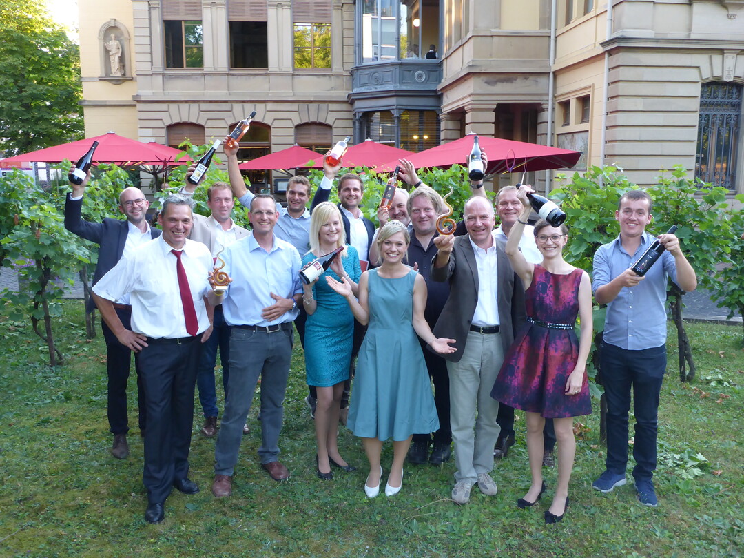 Glckliche Gesichter beim Fotoshooting der Preistrger vor der Weinvilla.