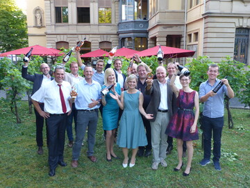 Glckliche Gesichter beim Fotoshooting der Preistrger vor der Weinvilla.
