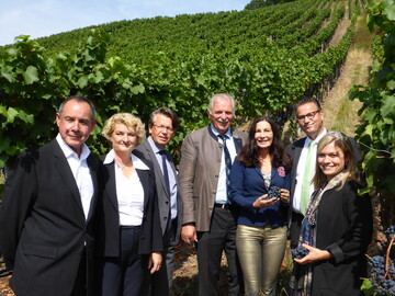 Prof. Arnold van Zyl (Prsident DHBW), Prof. Dr. Doris Nitsche-Ruhland (DHBW), Dr. Dieter Blankenhorn (Direktor LVWO), Weinbauprsident Hermann Hohl, Prof. Dr. Nicole Graf (Rektorin DHBW Heilbronn), Landwirtschaftsminister Peter Hauk und Weinknigin Carolin Klckner (von links) stellten in Weinsberg den neuen Dualen Studiengang "Wein  Technologie  Management" vor, der im Herbst 2019 starten soll.
